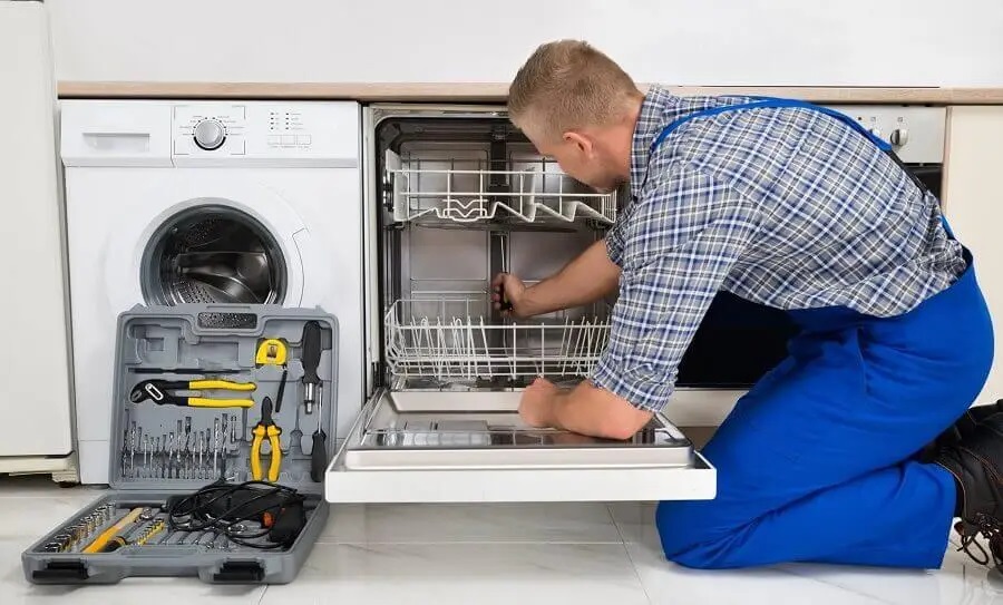 Gölyaka Gaggenau servisi teknisyen ekibi beyaz eşya tamiri yaparken